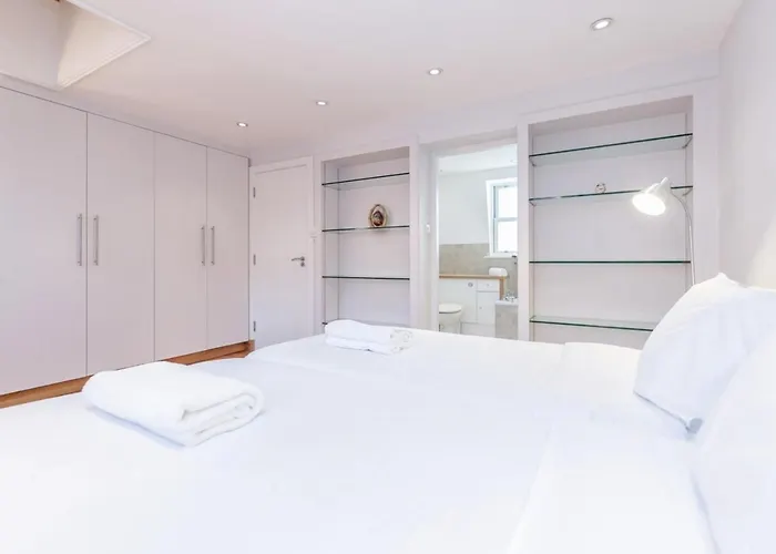 Beautiful Spacious 1BD Flat in Victoria