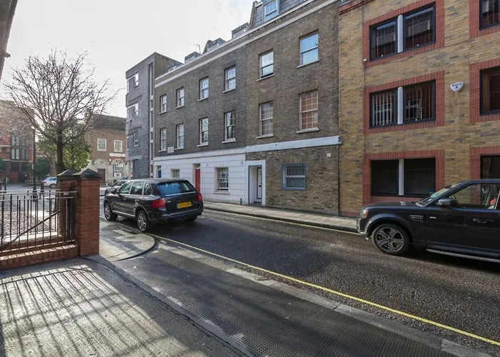 Beautiful Spacious 1BD Flat in Victoria